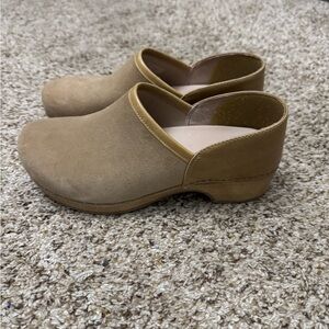 Dansko Brenna light tan clogs size 39 - like new